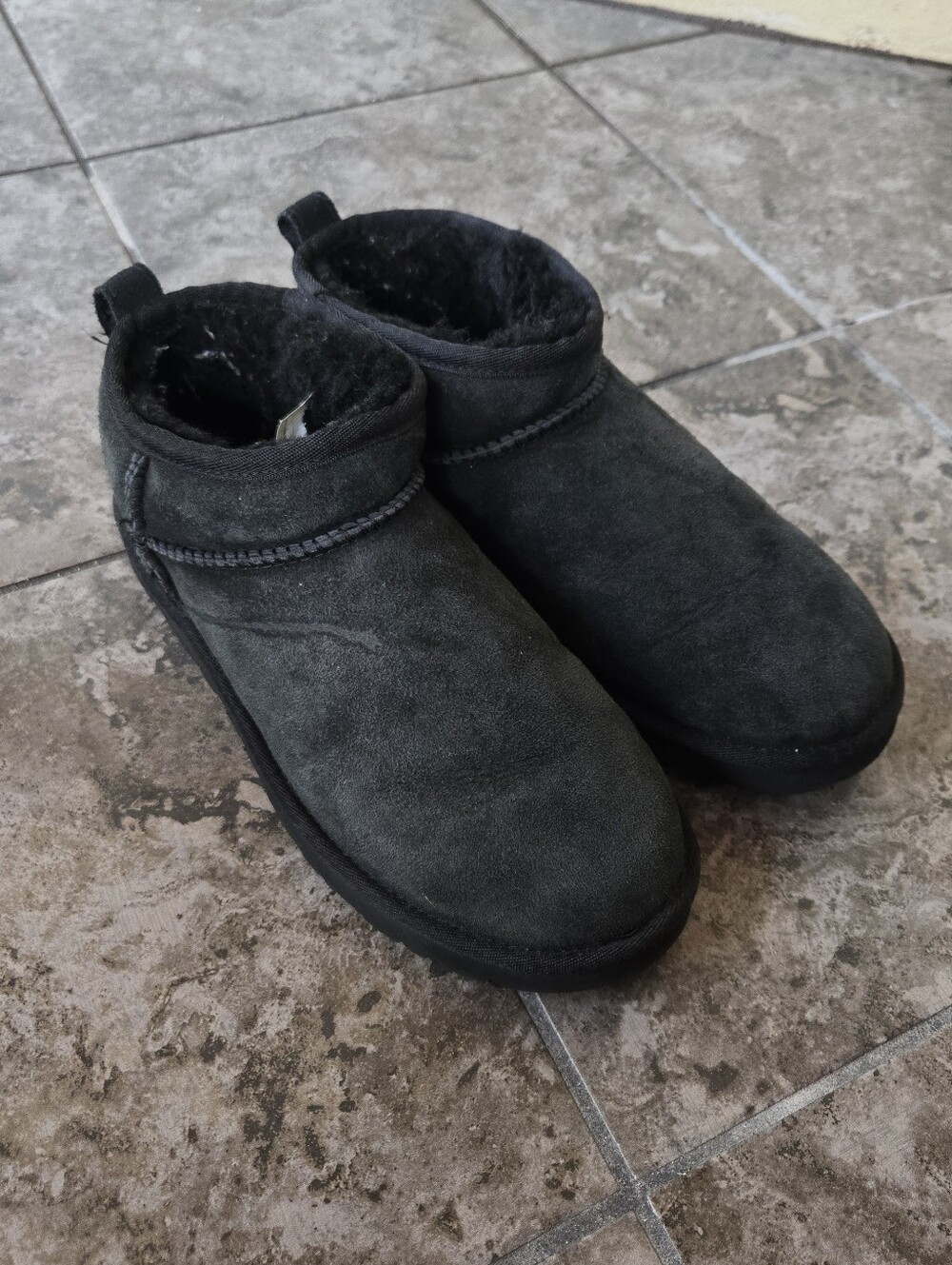 UGG Ultra Mini Boots Booties Black Suede Shearling Size 8 Womens Uggs